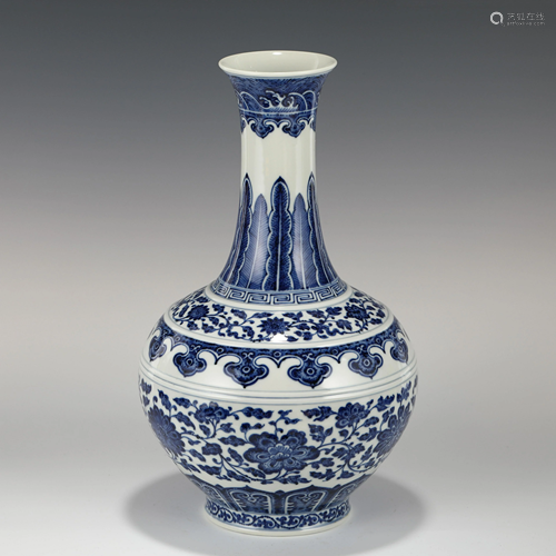 QIANLONG BLUE & WHITE WRAPPED FLORAL PORCELAIN VASE