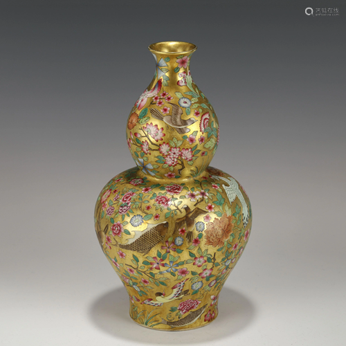 QIANLONG FAMILLE ROSE FLORAL GROUD BOTTLE VASE