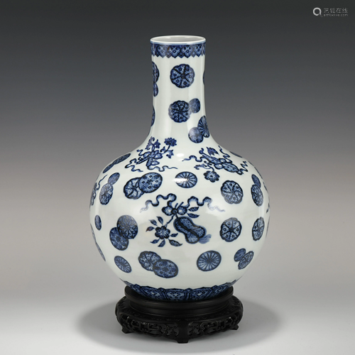 QIANLONG BLUE & WHITE FLORAL MEDALLION PORCELAIN VASE