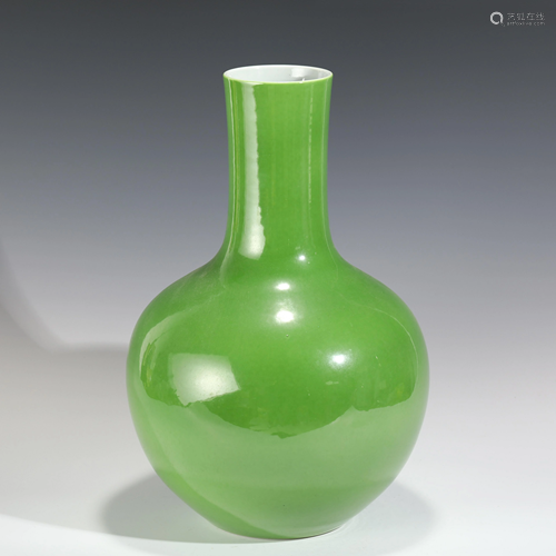 QIANLONG GREEN GLAZED PORCELAIN VASE