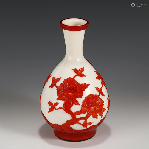 GUANGXU RED & WHITE FLORAL PEKING GLASS BOTTLE VASE