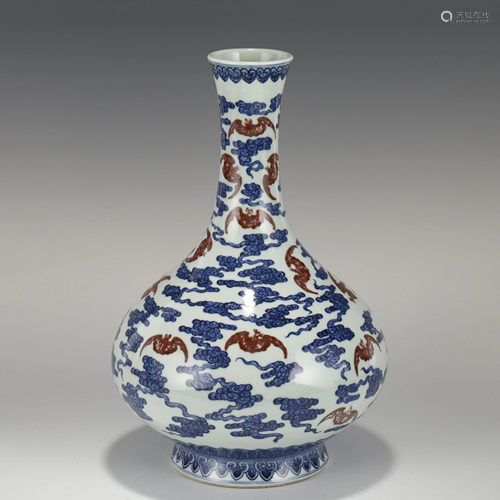 QIANLONG BLUE & WHITE ALUM RED FU BATS PORCELAIN VASE