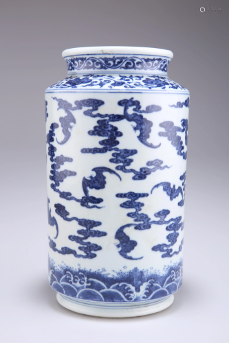 A CHINESE BLUE AND WHITE PORCELAIN VASE, shouldered