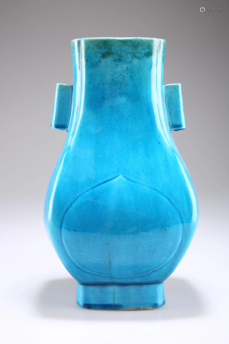 A CHINESE TURQUOISE GLAZED VASE, 19TH/20TH CENTURY,