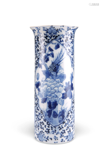 A 19TH CENTURY CHINESE BLUE AND WHITE PORCELAIN SLEEVE