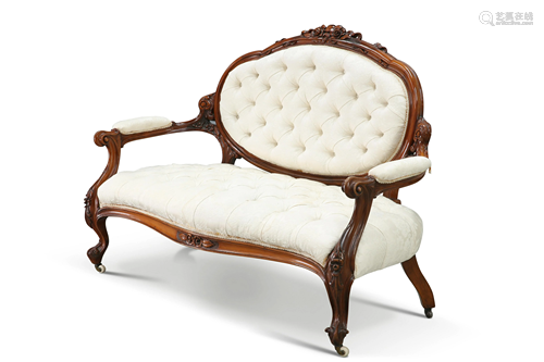 A VICTORIAN MAHOGANY AND UPHOLSTERED SETTEE, with