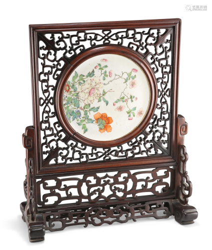 A CHINESE FAMILLE ROSE PORCELAIN AND HARDWOOD TABLE