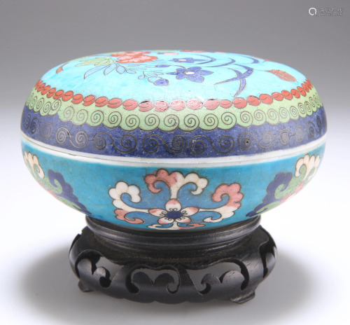 A CHINESE FAUX CLOISONNÉ PORCELAIN BOX AND COVER, bun