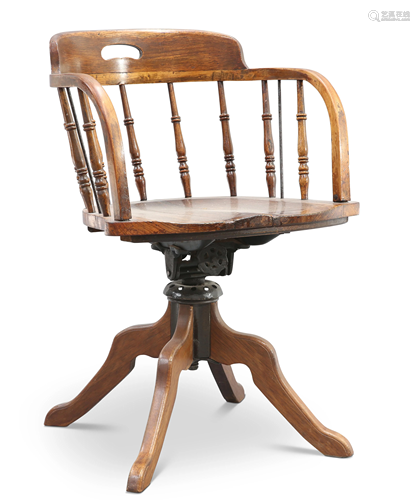 AN EARLY 20TH CENTURY OAK SWIVEL DESK CHAIR, with