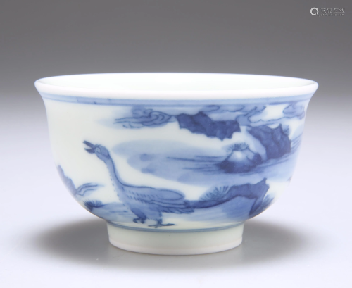 A SMALL CHINESE BLUE AND WHITE PORCELAIN BOWL,