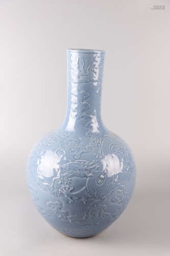 清 藍釉雕瓷龍紋瓶