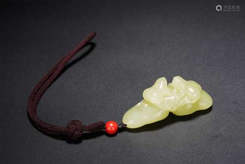 A CHINESE CARVED YELLOW JADE PENDANT