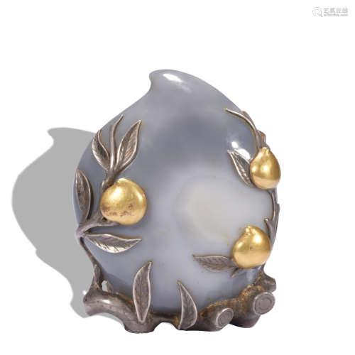 An agate ornament ware with gold and silver