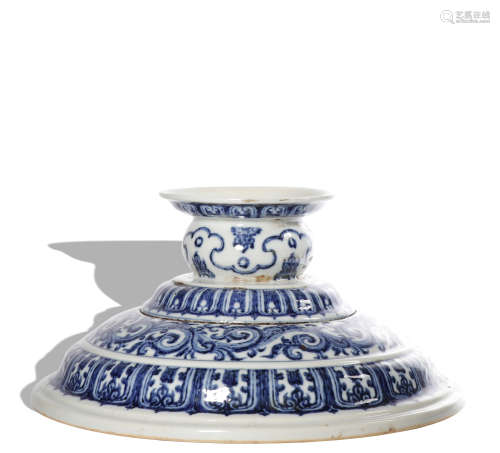A blue and white 'floral' stem dish