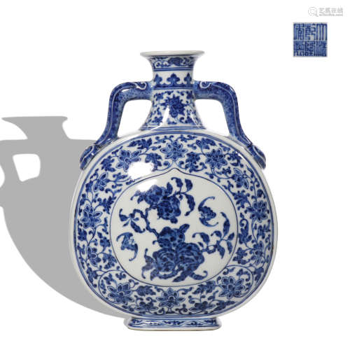 A blue and white 'peach' moonflask