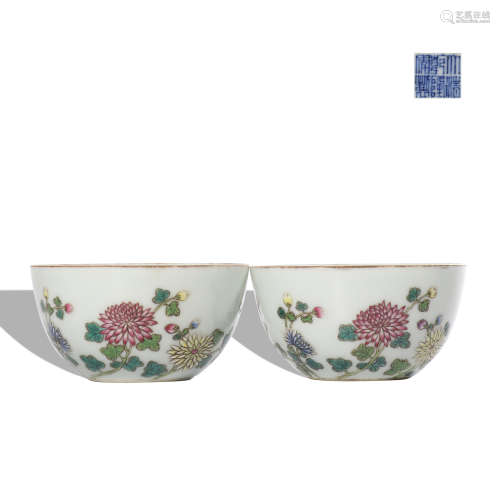 A pair of Wu cai 'floral' bowl