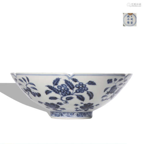 A blue and white 'floral' bowl