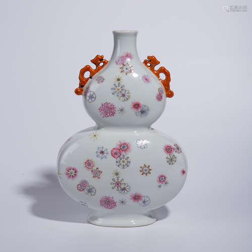 Gourd bottle with pink ball pattern in Yongzheng of Qing Dyn...