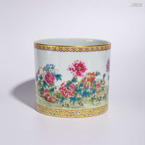 Yongzheng pink flower pattern pen holder in Qing Dynasty