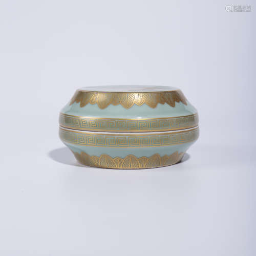 Qing Dynasty Qianlong green glaze cover box