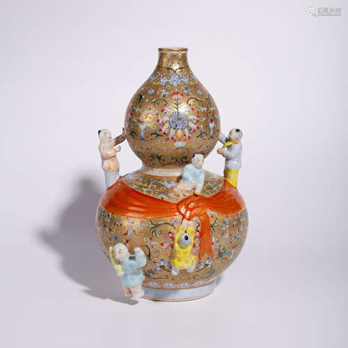 Qing Qianlong pastel twisted lotus gourd bottle