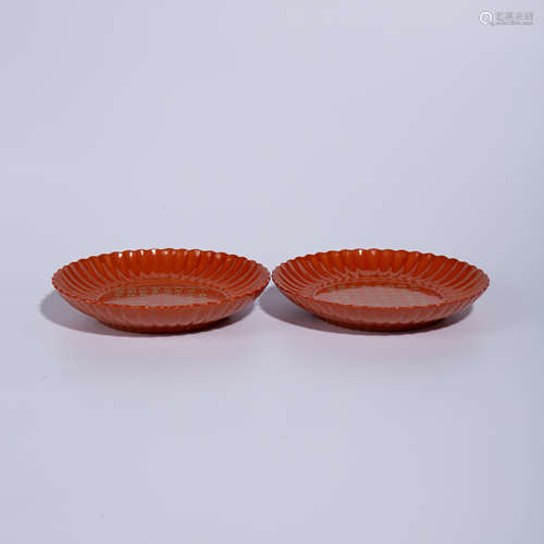 A pair of gold color plates with red background in Qianlong ...