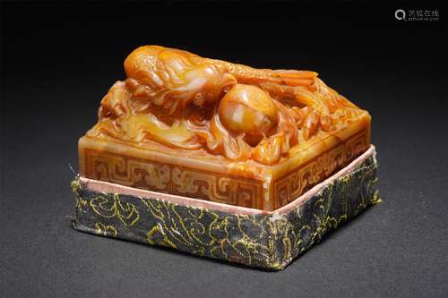 A CHINESE CARVED TIANHUANG DRAGON SEAL