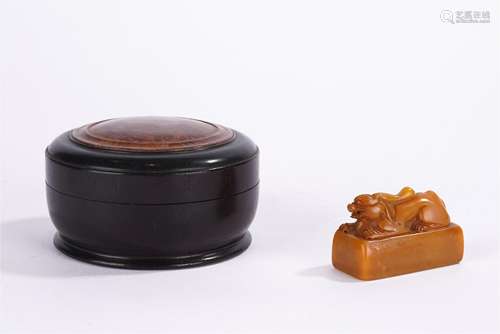 A CHINESE SOAPSTONE SEAL AND A HARDWOOD BOX