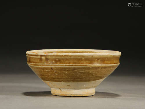 Green glaze folding kiln cup in Song Dynasty