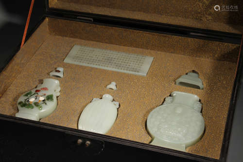 A set of Hetian jade vase decorated with precious stones