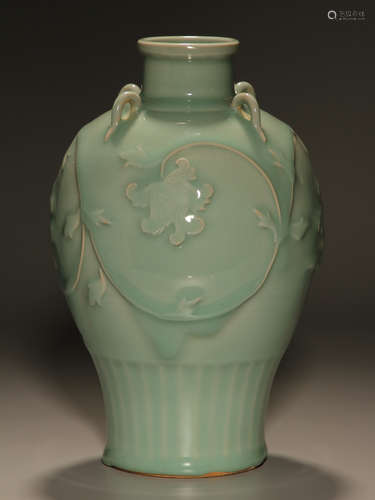 Four-season vase carved in Longquan kiln