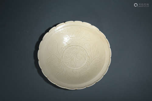 CHINESE INCISED FLOWER LOBED DISH