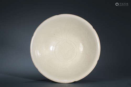 CHINESE WHITE GLAZE FOLIATE EDGE BOWL