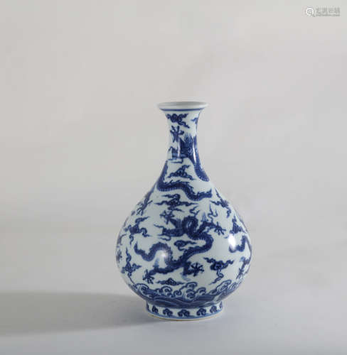 CHINESE BLUE AND WHITE DRAGON PEAR SHAPED VASE