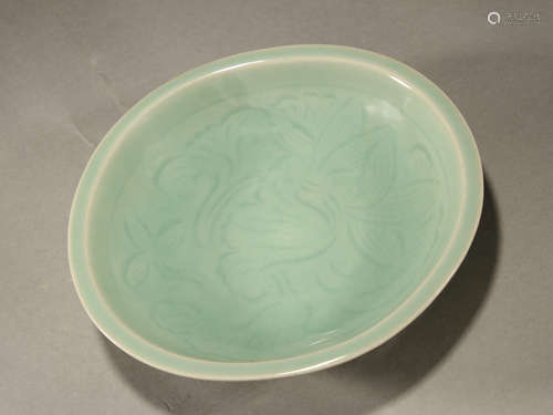 Engraved flower plate in Longquan kiln