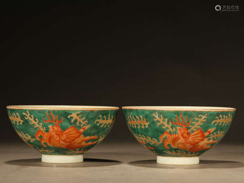 A pair of alum red animal pattern bowls