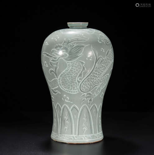 KOREAN DRAGON PATTERN PLUM BOTTLE