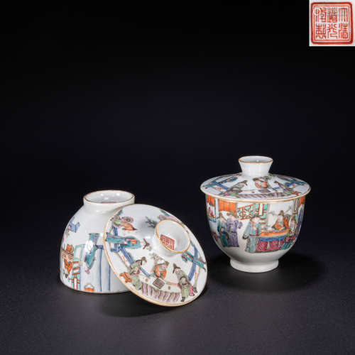 A PAIR OF CHINESE FAMILLE ROSE COVERED BOWLS, QING DYNASTY