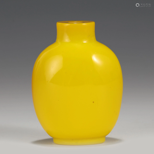 QIANLONG YELLOW GLASS SNUFF BOTTLE