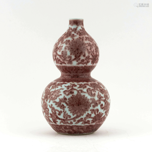 QING RED & WHITE WRAPPED FLORAL DOUBLE GOURD VASE