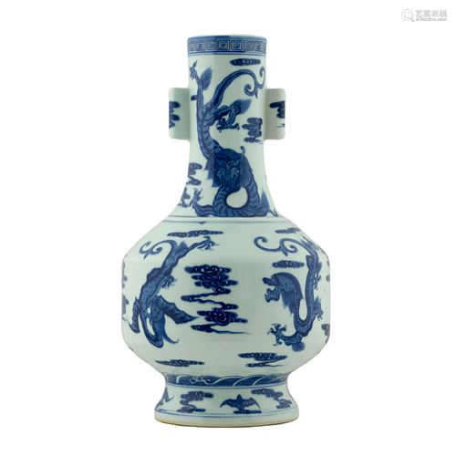 BLUE & WHITE DRAGON CHINESE ARROW VASE