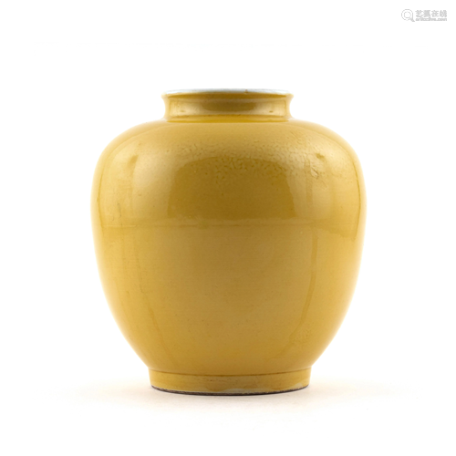 KANGXI FAMILLE JAUNE MONOCHROME PORCELAIN JAR