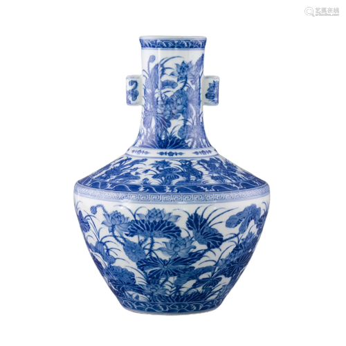 QIANLONG BLUE & WHITE LOTUS LEAF AMPHORA VASE