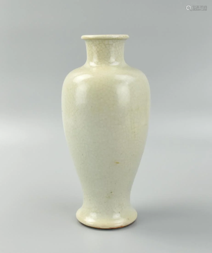 Chinese Porcelain 'Ge' Glazed Vase, ROC Period