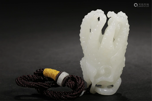 A BUDDHA-HAND SHAPED WHITE JADE CARVING