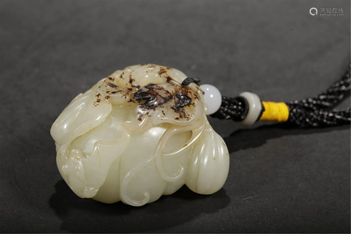 A WHITE JADE CARVING OF BAT-AND-MELON