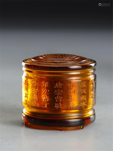 AN AGATE-COLORED GLASS THUMB RING BOX AND COVER