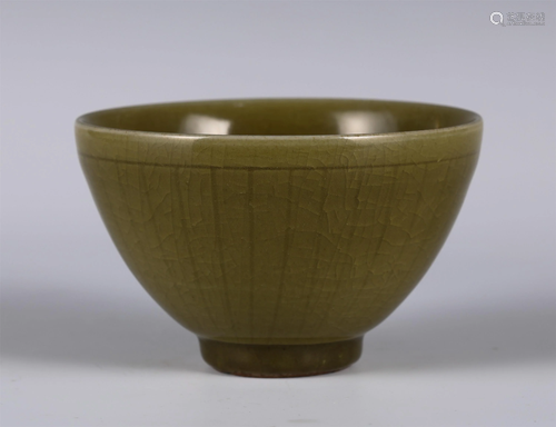 A CHINESE ARMY GREEN AND CRACK GLAZE PORCELAIN BOWL