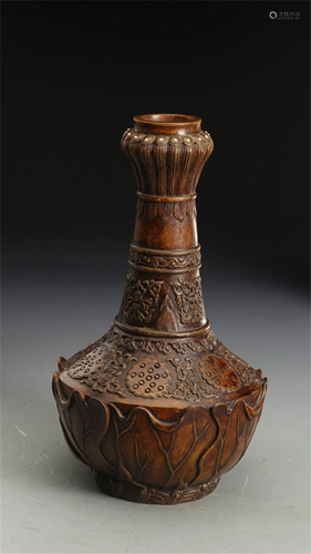 A CARVED CHENXIANG WOOD GARLIC HEAD VASE