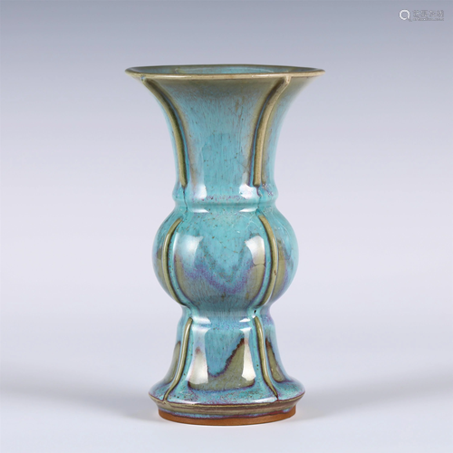 A CHINESE JUN TYPE GLAZE PORCELAIN VASE